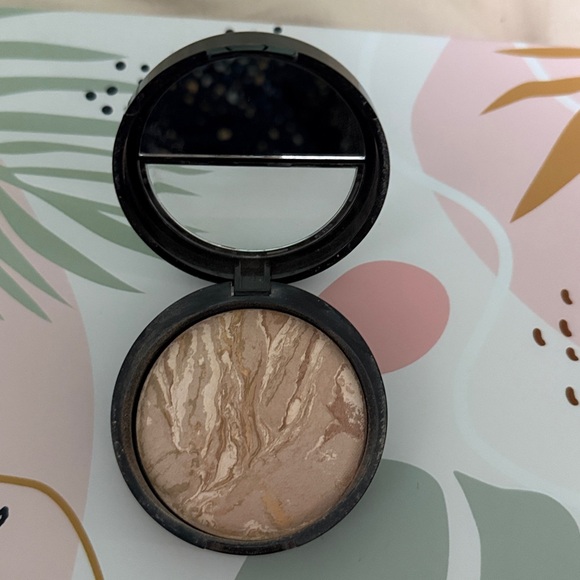 Laura Geller Baked balance and brighten powder
Shade: fair - Picture 2 of 3